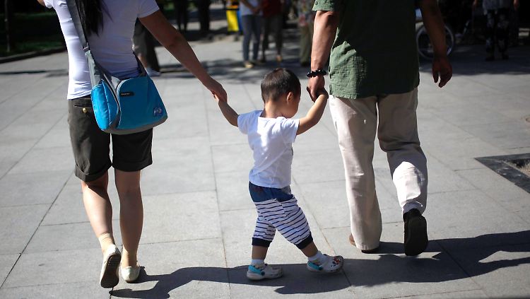 Wer in China mehr als ein Kind hat, muss eine Strafe zahlen.