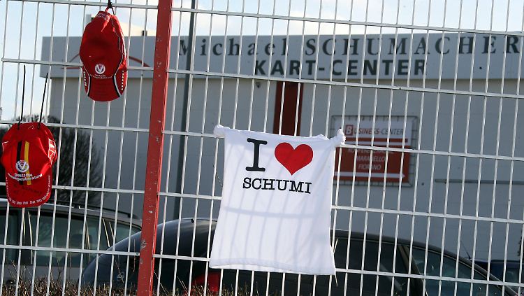 In Schumachers Heimatort Kerpen hängen Fans Erinnerungsstücke an einen Zaun vor einem Kart-Center.