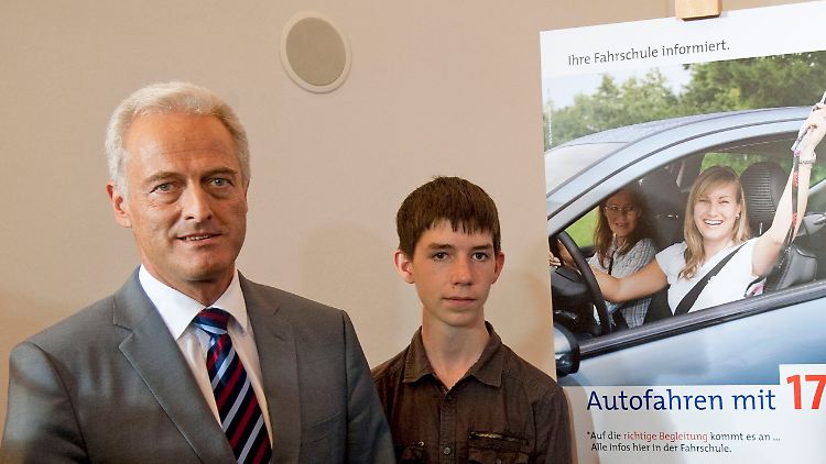 Bundesverkehrsminister Peter Ramsauer (CSU) und der 17-jährige Fahrschüler Adrian Glischka auf der Pressekonferenz im Verkehrsministerium in Berlin.