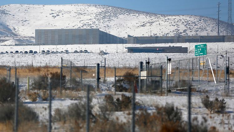 Zäune, die auch schwere Fahrzeuge nicht durchbrechen können, schützen das Utah Data Center der NSA.