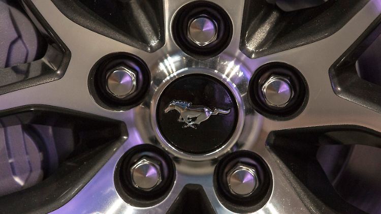 Mit den Absatzzahlen für Dezember stehen an der Börse Auto-Aktien im Fokus. Hier die Felge eines neuen 2015 Ford Mustang GT.