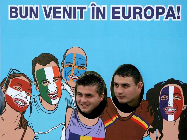 "Willkommen in Europa" hieß es 2006 auf diesem Poster in Rumänien, für das zwei Rumänen posieren.