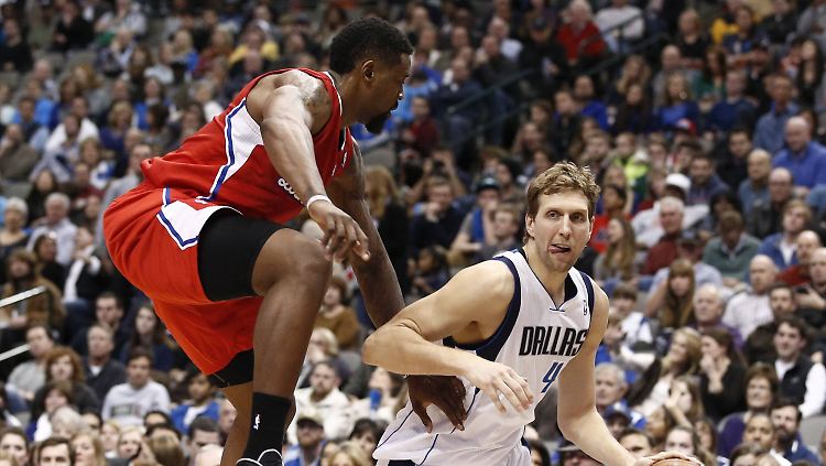 Seine 24 Punkte reichen nicht: Basketball-Star Dirk Nowitzki in Aktion (r.).
