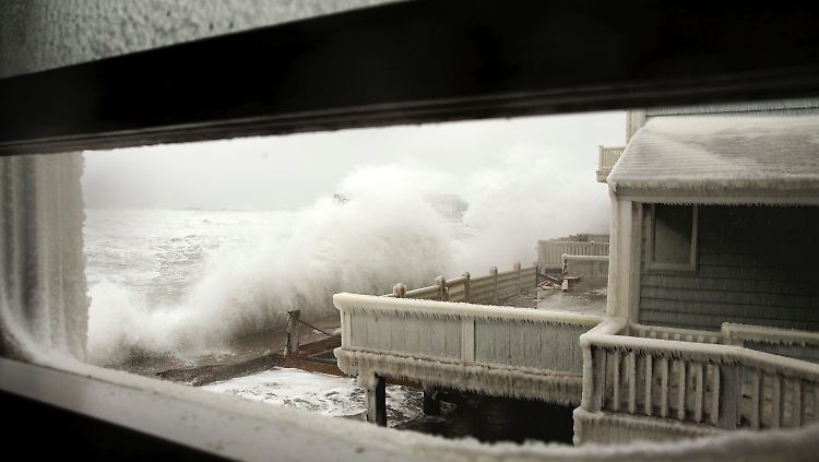 In Scituate, Massachusetts, lässt der Sturm Wellen an die Häuser krachen. Die Temperaturen sollen am Wochenende auf minus 30 Grad sinken.