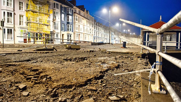 Im walisischen Aberystwyth richteten Sturm und hohe Wellen einigen Schaden an. Die Flut war so hoch wie seit Jahrzehnten nicht.