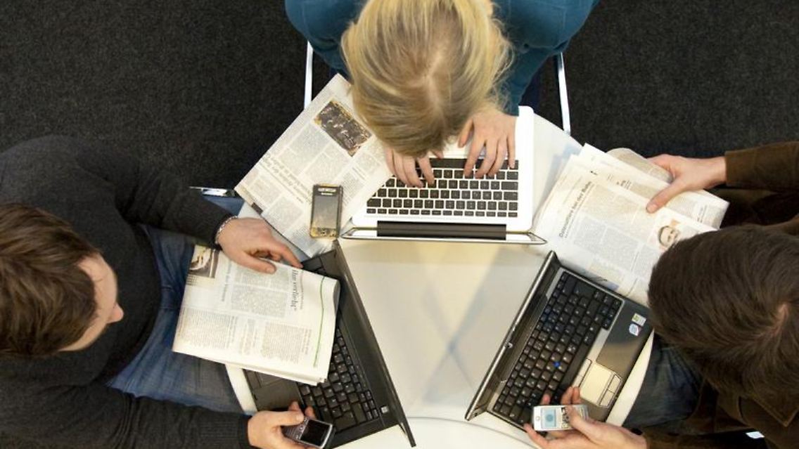 Auch wenn die Partner eine enge Freundschaft verbindet, Geschäftliches sollten Firmengründer schriftlich festhalten. Das bewährt sich vor allem in einer Krise.