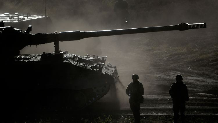 Dunkle Rüstungsgeschäfte mit Griechenland? Der Druck auf den deutschen Waffenlieferanten Rheinmetall wächst. Hier eine Panzerhaubitze 2000 (PZH 2000) während einer Bundeswehrübung.