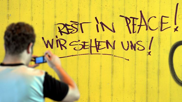Zahlreiche Botschaften an die Opfer säumen die Unglücksstelle.