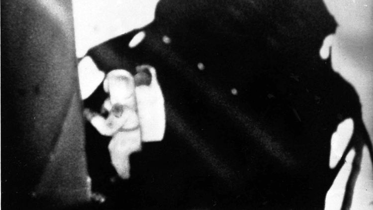Neil Armstrong wenige Sekunden vor dem großen Moment: Er steigt die Leiter des "Adlers" hinab und wird gleich als erster Mensch den Mond betreten.