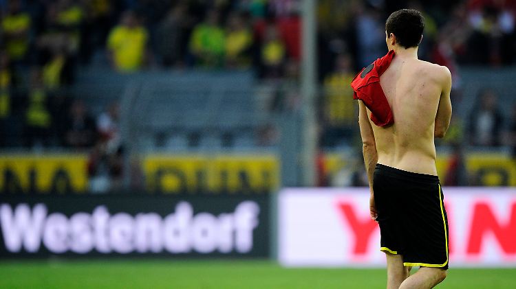 Dortmund-Hose und Bayern-Trikot: Lewandowski im Mai 2013 nach einer Partie des BVB gegen den FCB.