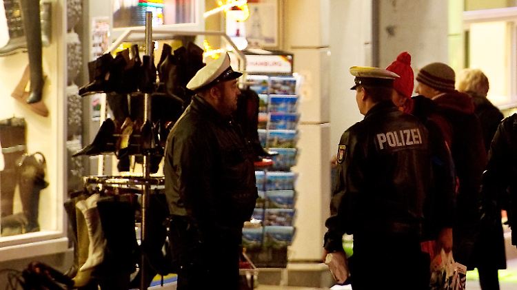 Patrouille auf der Reeperbahn: Es sei nicht beabsichtigt, Anwohner oder Besucher übermäßig zu belästigen, so ein Polizeisprecher.