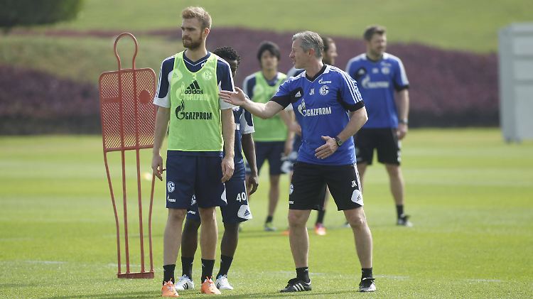 Genießt zumindest vorerst das Vertrauen von Sportdirektor Horst Heldt: Trainer Jens Keller mit Neuzugang Jan Kirchhoff.