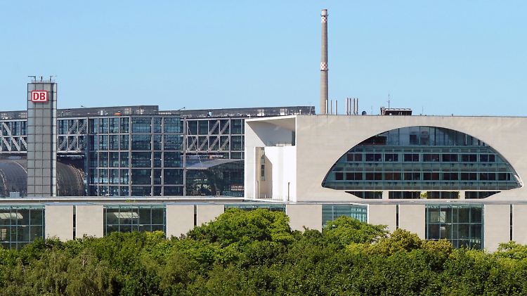 Das Kanzleramt und der Berliner Hauptbahnhof, ein Prestigeprojekt der Deutschen Bahn, liegen nicht nur geografisch nah beieinander.