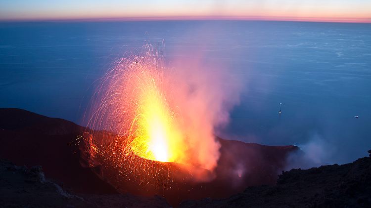 Einer der regelmäßigen kleinen Ausbrüche des italienischen Vulkans Stromboli. Sein letzter großer Ausbruch  liegt etwa 70000 Jahre zurück.