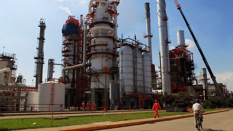 Bewährte Technik: In einem Pemex-Werk im mexikanischen Tula kümmern sich Raffinerie-Experten um einen "Cracker", der Schweröl in leichtere Bestandteile wie Benzin und Diesel zerlegt.