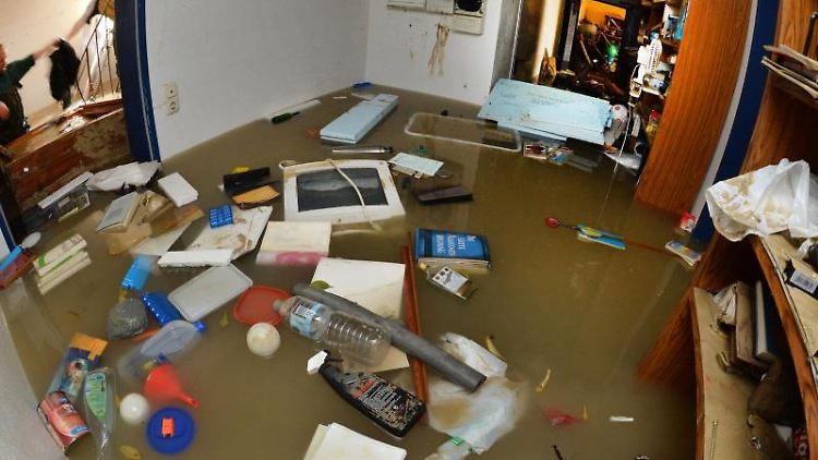 Nicht nur Keller sind betroffen - bei starkem Hochwasser oder einem Wasserrohrbruch können auch Wohnräume unbenutzbar werden.
