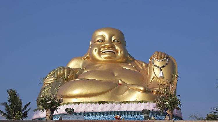 Ein lächelnder Buddha in der Tempelanlage Wat Phra Ram im Norden Thailands.