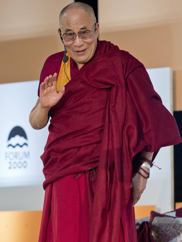Für den Dalai Lama ist Glück eine tiefe, innere Zufriedenheit, die viel mit der mentalen Einstellung zu tun hat.