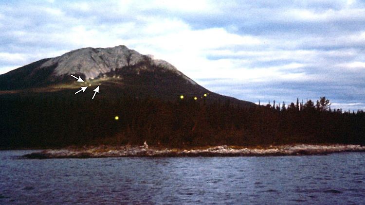 Nur wenige Aufnahmen, wie hier am Tagish Lake in Alaska, belegen die Existenz der mysteriösen Lichter.