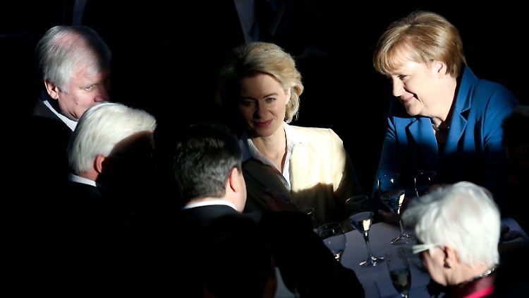 Beim Wechsel von Ministern in die Wirtschaft fordert Transparency eine Sperrfrist von drei Jahren.