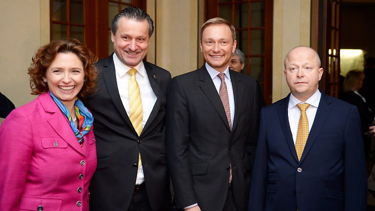 Die neue Generalsekretärin Beer und der neue Parteichef Lindner (m.) mit Vertretern der baden-württembergischen FDP.