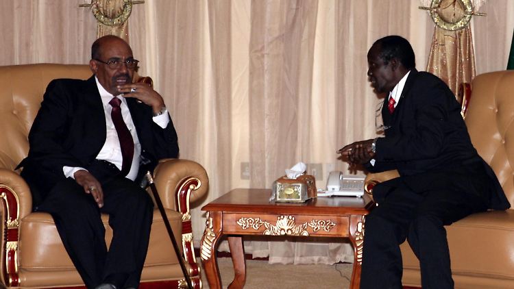 Der sudanesische Präsident Omar al-Bashir (l.) im Gespräch mit Südsudans Vize-Präsident James Wani Igga (r.).