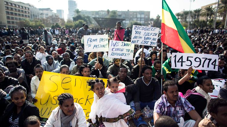 "We don´t choose to be refugees": Afrikanische Einwanderer auf dem Rabin-Platz in Tel Aviv.