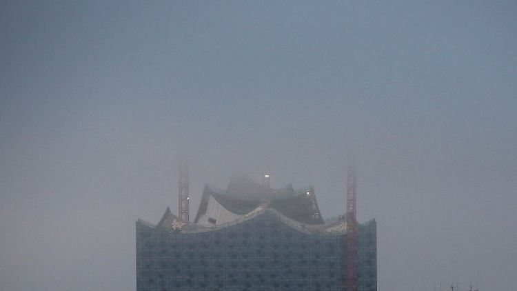 Einst geplant als Stolz der Stadt versinkt mancher Hamburger vor Scham im Boden, wenn die Rede auf die Elbphilharmonie kommt.