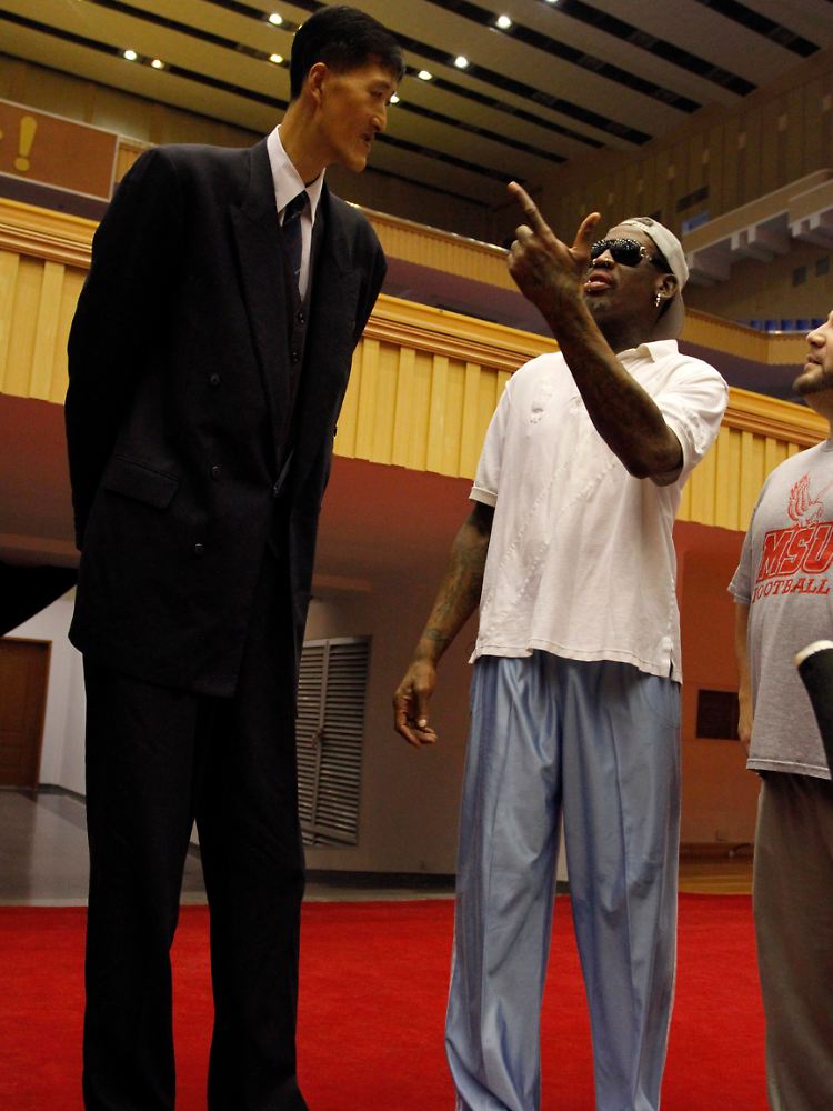 Groß und größer: Dennis Rodman trifft in Pjönjang auf den ehemaligen nordkoreanischen Basketball-Spieler Ri Myung Hun.