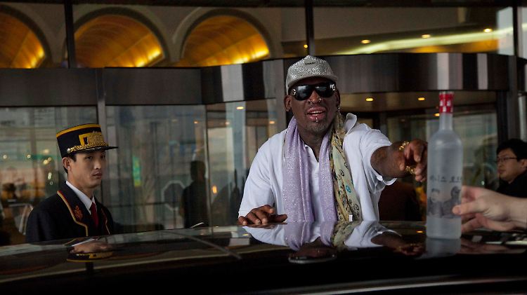 Griff zur Flasche: Dennis Rodman verlangt es vor dem Hotel nach Wodka.