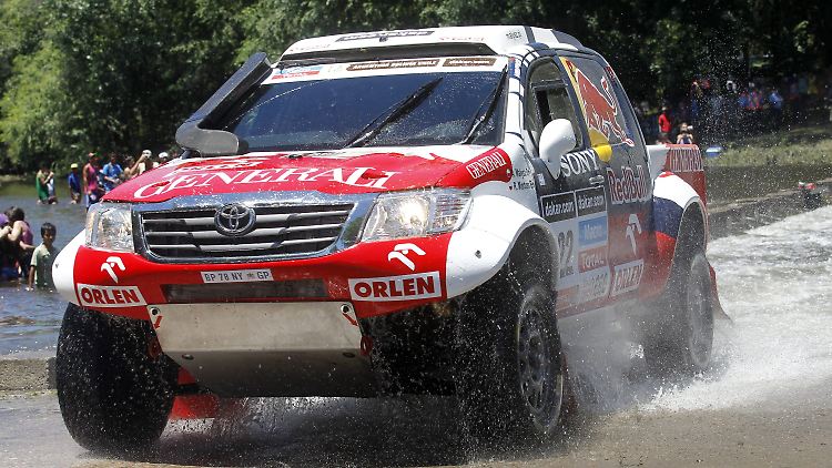 Malysz bestreitet mit einem Toyota Hilux die Rallye Dakar.