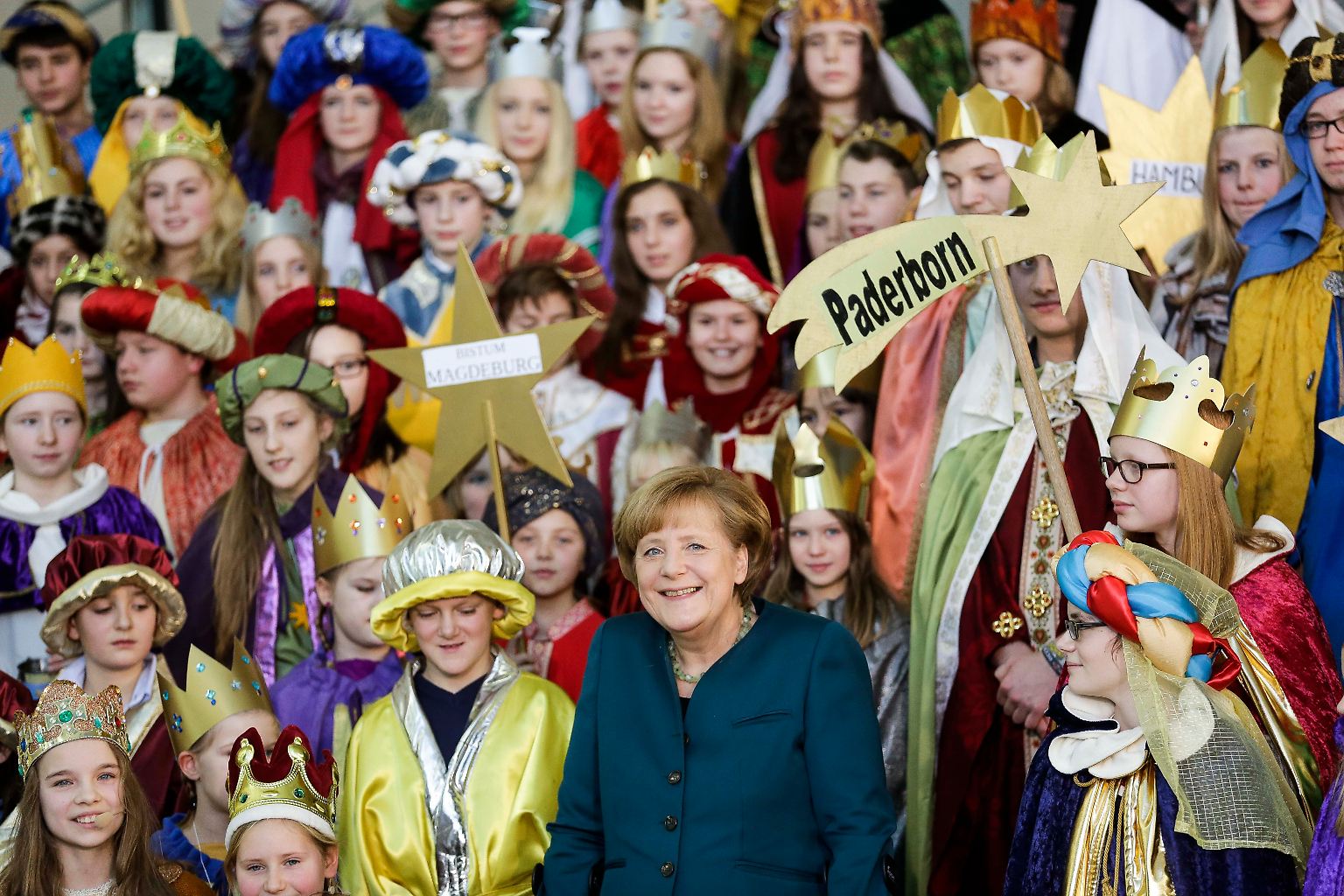 Angela Merkel hat Kinder aus allen katholischen Bistümern Deutschlands im Kanzleramt empfangen. Mehr als ein paar Fotos, ein Lied und eine kurze Ansprache wollte die Bundeskanzlerin sich allerdings nicht zumuten.