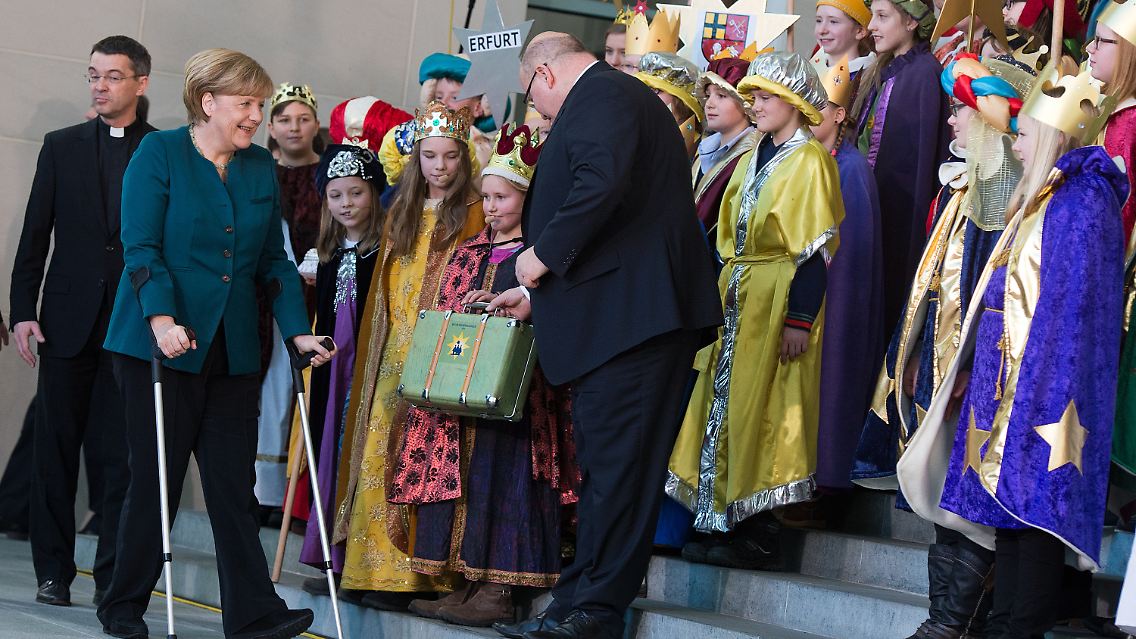 Merkel empfängt die Sternsinger - mit Krücken gar kein Problem für die Kanzlerin.
