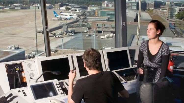 Bei der Arbeit im Tower am Bremer Flughafen: Fluglotsen konzentrieren sich auf einen störungsfreien Flugverkehr und spekulieren nicht.