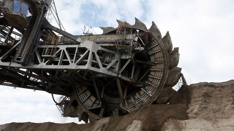 Mit einem riesigen Schaufelradbagger fressen sich Tagebau-Experten bei Garzweiler westlich von Köln in die Landschaft.