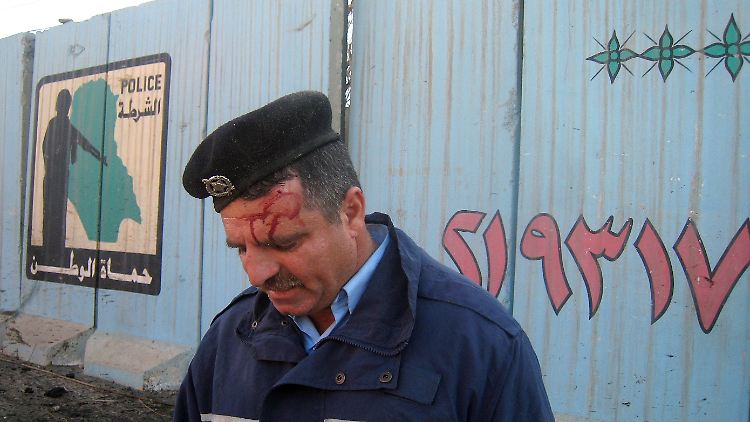 Ein irakischer Polizist nach einem Bombenanschlag in Kirkuk am 7. Februar. Die staatlichen Sicherheitskräfte machen einen gefährlichen Job.