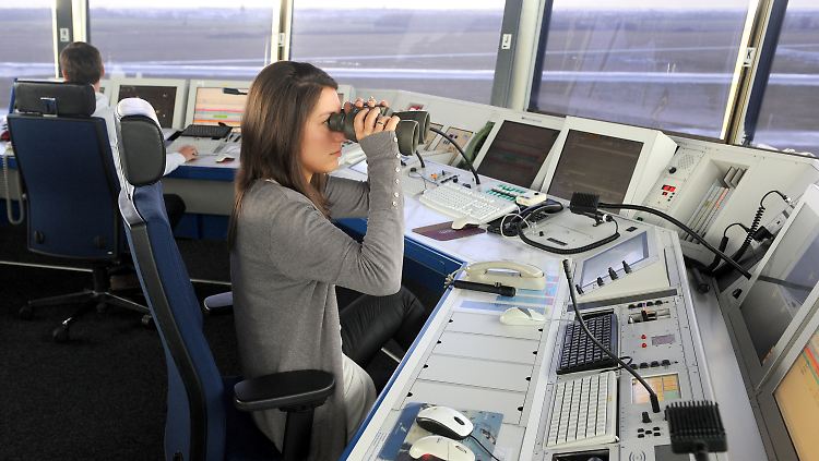 Fluglotsen auf dem Tower am Flughafen in Bremen wollen ein ganz normal beleuchtetes Objekt gesichtet haben. Allerdings sei es nicht auf dem Radar aufgetaucht.