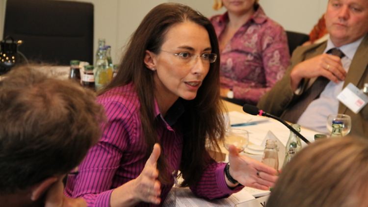 Designierte Generalsekretärin der SPD: Yasmin Fahimi (M.).