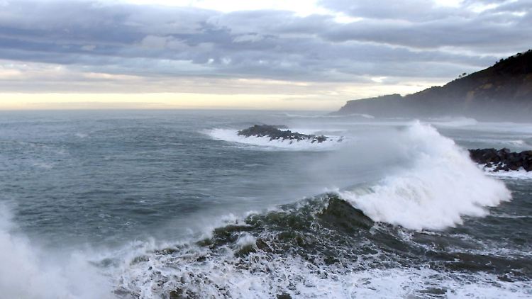 Eine Riesenwelle trifft im Norden Spaniens auf die Küste bei San Sebastian.