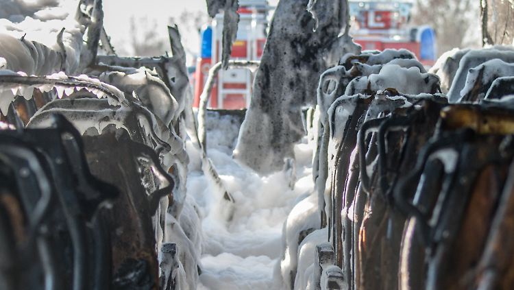Die 62 Grundschüler und drei Lehrer konnten das Fahrzeug noch rechtzeitig verlassen.
