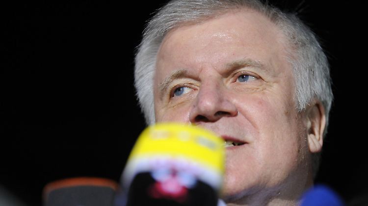 Seehofer beantwortet noch spät am Abend Fragen der Journalisten.