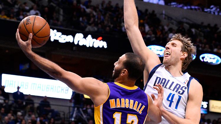 Nowitzki im Zweikampf mit Kendall Marshall von den LA Lakers.