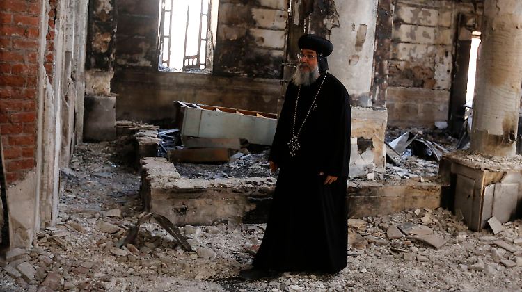 Der koptische Bischof Macarius geht im August 2013 durch eine zerstörte Kirche im ägyptischen Minya.