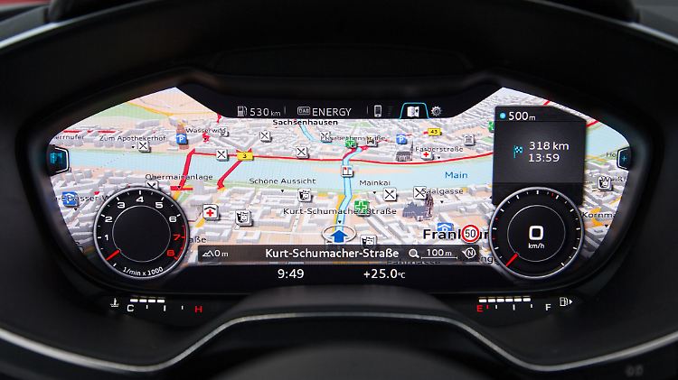 Der Fahrer kann zwischen klassischer Ansicht mit Tacho und Drehzahlmesser oder dem Infotainment-Modus wählen.
