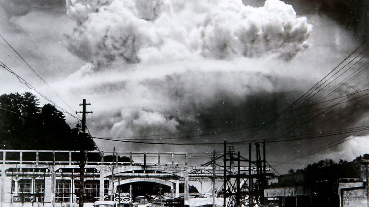 580 Meter über dem Shima-Krankenhaus, mitten im Zentrum Hiroshimas, detoniert die Bombe.