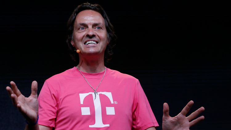 Magenta steht ihm gut: T-Mobile-USA-Chef John Legere lässt kaum eine Gelegenheit aus, um seine Freude an der Telekommunikation zu äußern. 