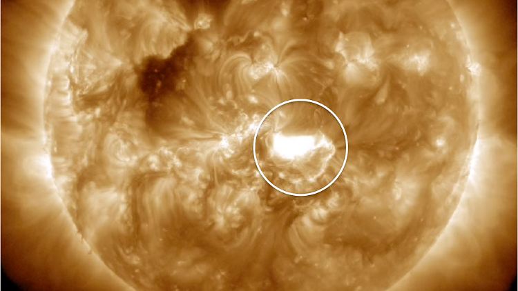 Aufnahme der Sonne: Eingekreist ist zu sehen, wie sich ein Sonnensturm löst.