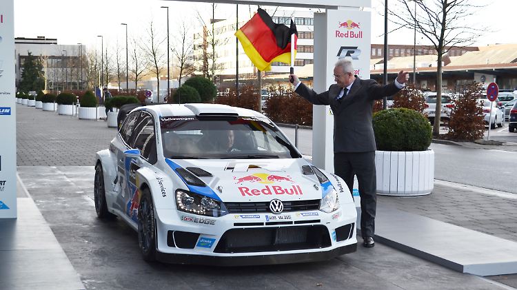 VW Chef Martin Winterkorn schickt das WRC-Team symbolisch auf die Strecke.