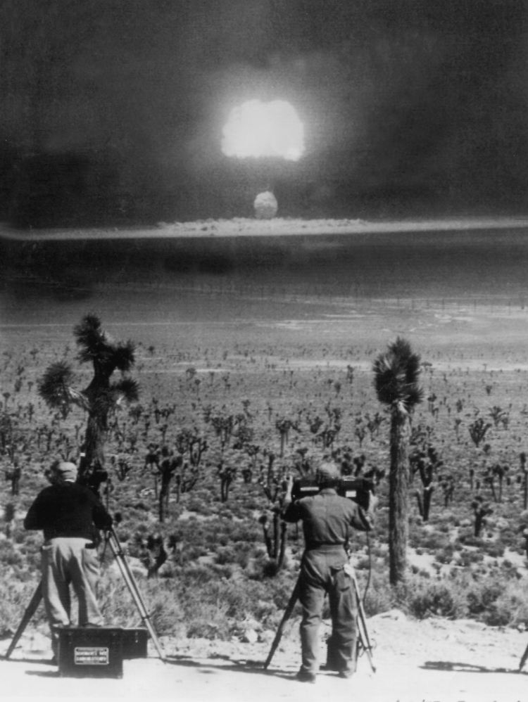 Aus einer Entfernung von zehn Meilen wird in der Wüste Nevadas in der Nähe von Las Vegas ein Atompilz fotografiert. Die "Baby"-Bombe wurde am 29. März 1955 aus etwa 5000 Metern Höhe von einem B-36 Bomber abgeworfen und detonierte in einer Höhe von ungefähr 1000 Metern.