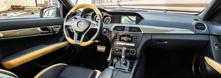 Im Interieur kommen eine zweifarbige Ausstattung aus Leder und Alcantara sowie Zierleisten aus einem Karbon-Aramid-Gemisch zum Einsatz.